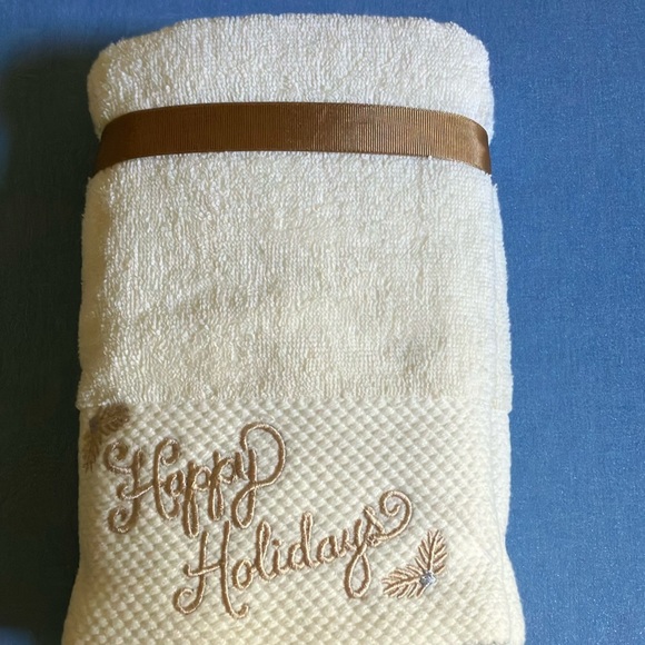 NWT ‼️Beautiful Christmas Embroidered Hand Towels 2 - Pack - Picture 3 of 7